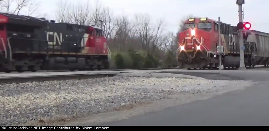 CN G879 approaches slowly behind CN U261